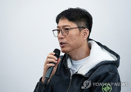 김석환 위믹스 재단 (WEMIX PTE. LTD.) 대표가 3일 경기 성남시 테크1타워에서 긴급 기자 간담회를 열고 취재진에 대응 경과와 향후 계획을 설명하고 있다. 전날 디지털자산거래소 공동협의체(DAXA)는 거래 유의 종목으로 지정돼 있던 위믹스(WEMIX)를 상장 폐지하기로 결정했다. [성남=연합뉴스]